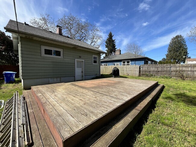 Building Photo - Charming St. Johns Bungalow with Fireplace, Bonus Space & Large Backyard