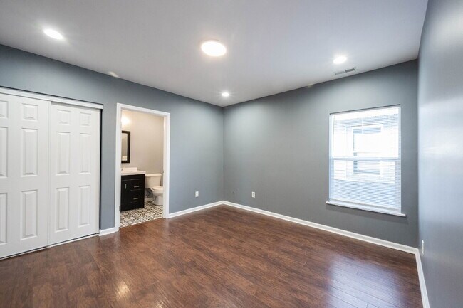 Building Photo - "Spacious 3-Bedroom Duplex on East Washington Street with 3 Full Baths – Ideal Living in Indianap...