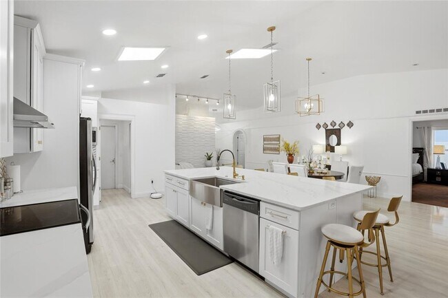 Building Photo - 10608 Laxton St