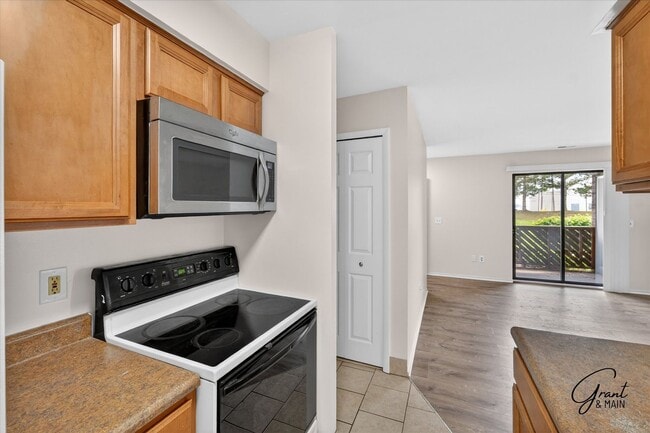 Building Photo - $1395 2 bedroom ground floor condo
