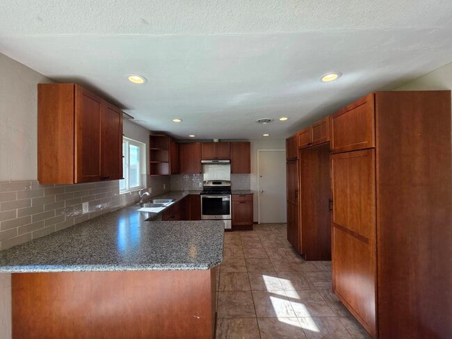 Building Photo - 1601 S Yelm St