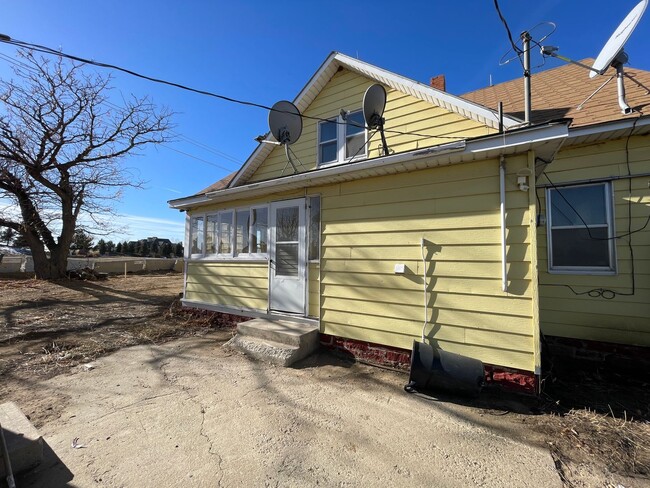 Building Photo - Rustic 3 bedroom 1 bathroom home in Erie!