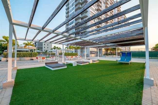 Building Photo - 18081 Biscayne Blvd