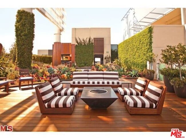 Building Photo - 6250 Hollywood Blvd