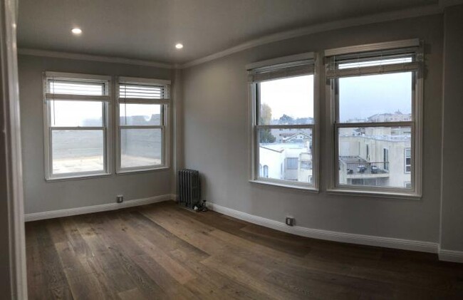 Building Photo - 3 bedroom in Oakland CA 94606