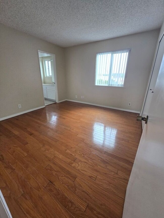 Building Photo - Spacious 2BD/2.5BA Town Home near Universi...