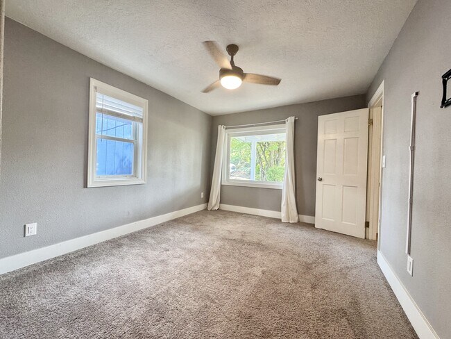 Building Photo - 6543 SE Borwick St