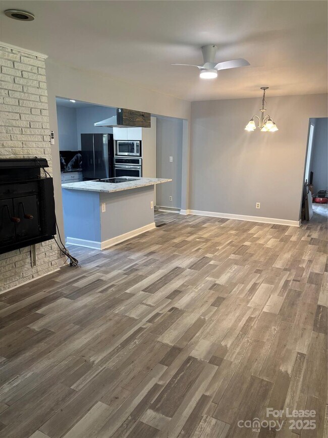 Building Photo - 6225 Branch Hill Cir