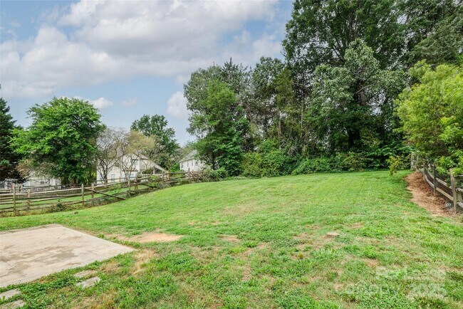 Building Photo - 16017 Woodcote Dr