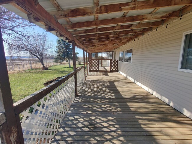 Building Photo - 4 BD / 2 BA Family Home in Hammett, ID!