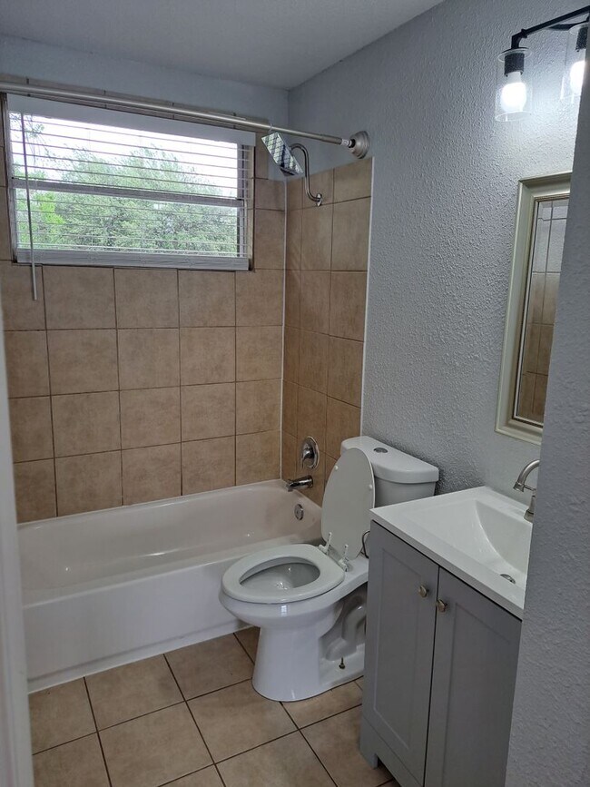 Building Photo - Stylish 4BR/2BA Home Near Port San Antonio...