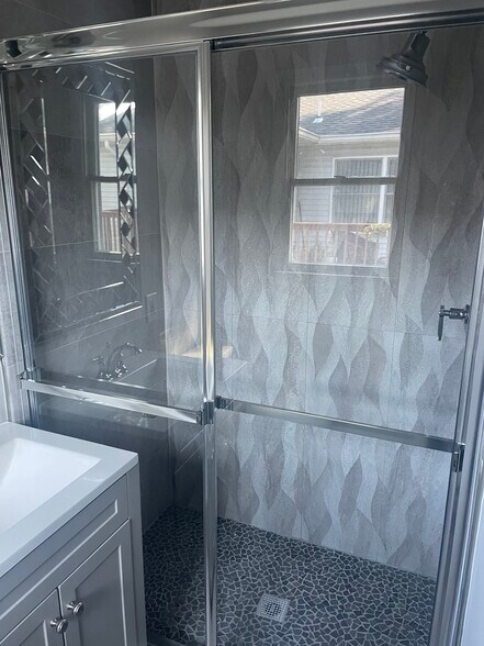 Master Bath - 246 Lee St