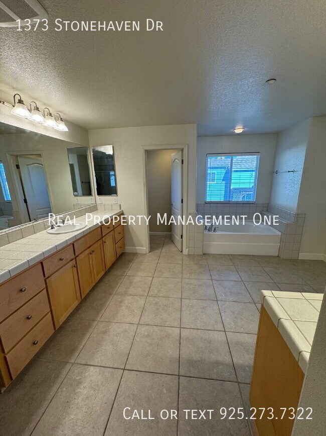 Building Photo - 1373 Stonehaven Dr