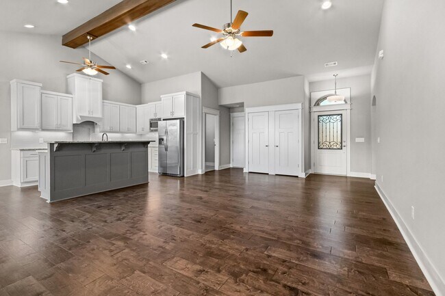 Building Photo - Come home to this stunning 4 bed/2 bath split floorplan home in Centerton!