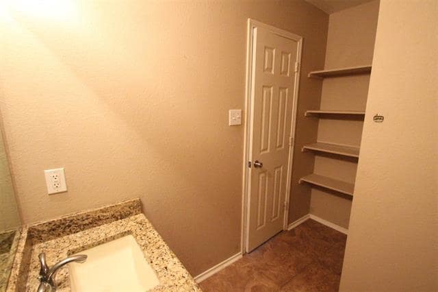 Building Photo - 2743 Hacienda Lake Dr