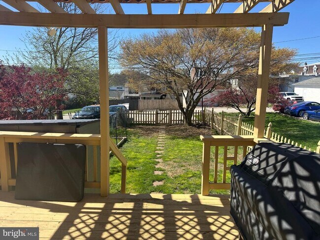 Building Photo - 223 E 8th Ave