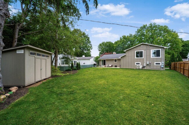 Building Photo - 258 N Sinsbury Dr