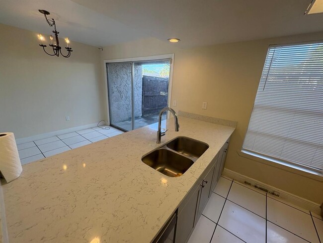 Building Photo - 4033 Henley Rd