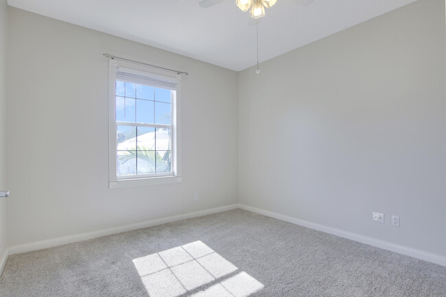 Building Photo - 3057 E Community Dr