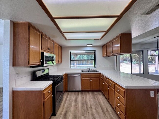 Building Photo - Spacious 4 Bedroom Home in Temecula’s Vine...