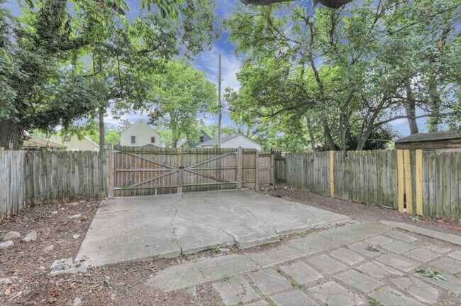 Building Photo - 1364 S Champion Ave