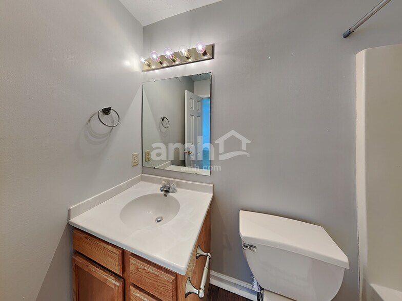 Building Photo - 1090 Meadowview Ct