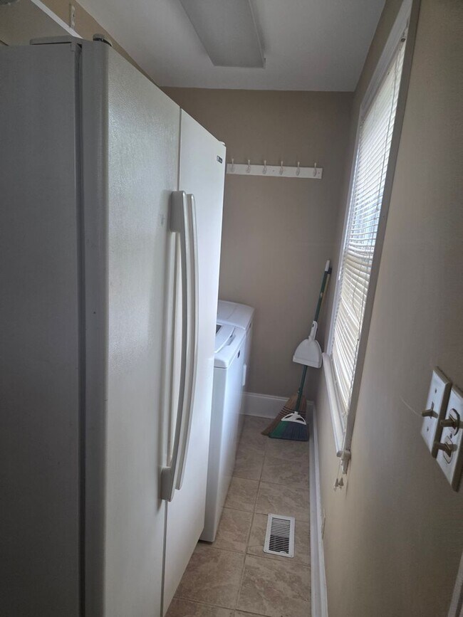 Building Photo - 2 Bdrm/ 1 Bath Cottage w/hardwood floors Kingsport, TN