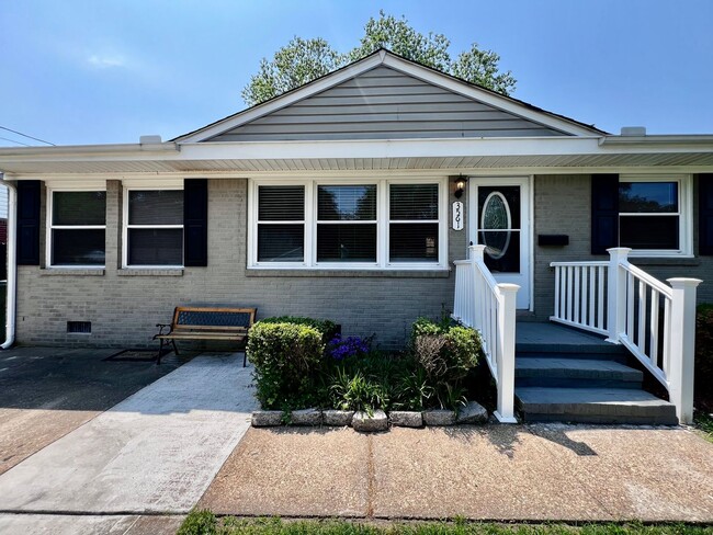 Building Photo - Gorgeous fully renovated 4 bedroom home in...