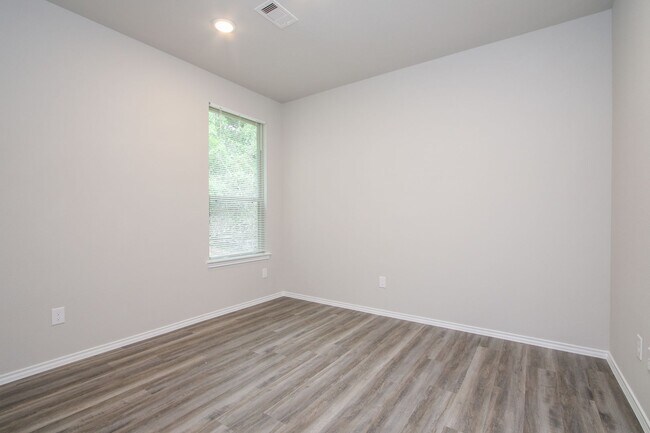 Building Photo - Beautiful 3 Bedroom / 2 Bathroom home in 7...