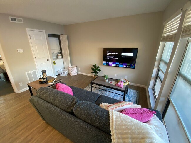 Interior Photo - 107 E Springfield