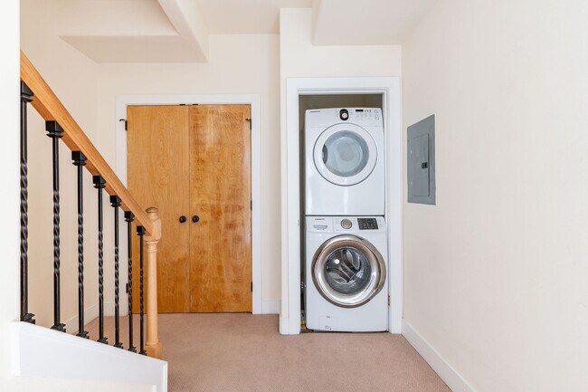 Building Photo - Beautiful 2 Bedroom