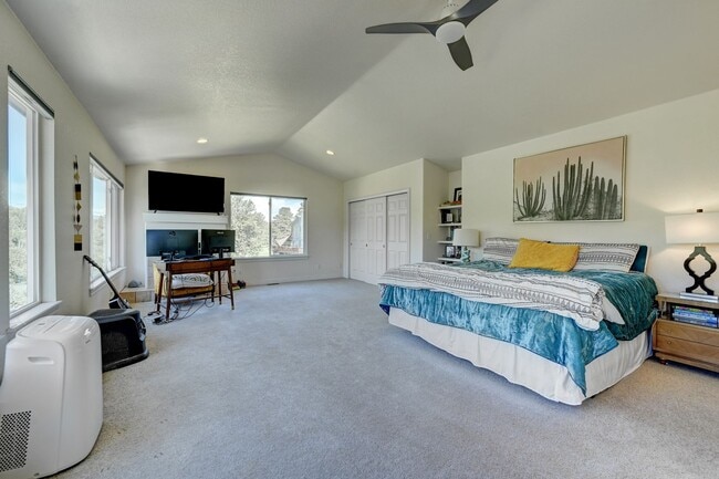Building Photo - Beautiful Evergreen Home