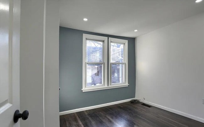 Building Photo - 455 Crescent St