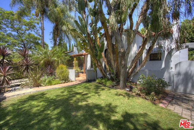 Building Photo - 448 Westmount Dr