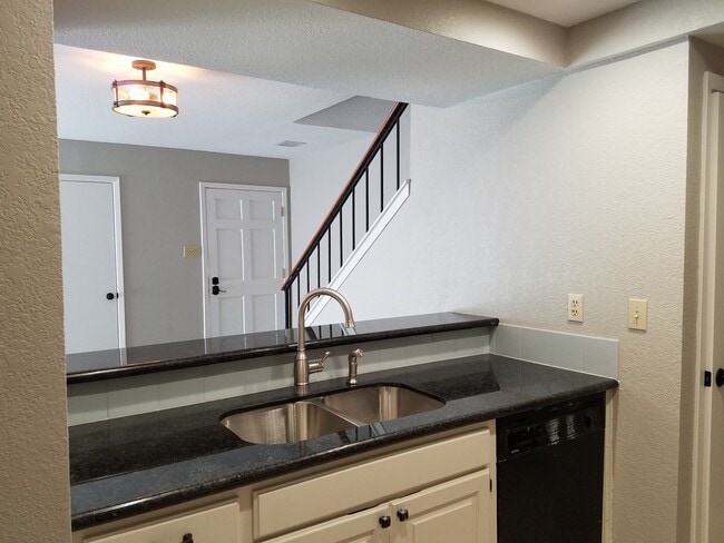 Building Photo - Adorable 2 bedroom townhome style Condo