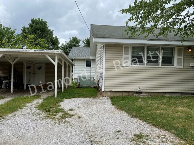 Building Photo - Adorable 2 Bedroom Available Now!