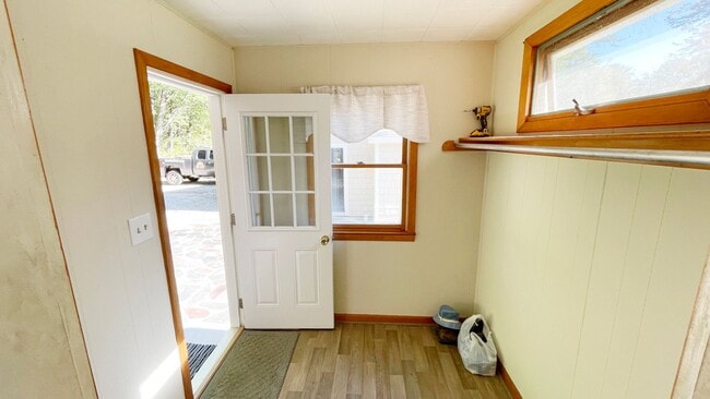 Building Photo - 3 BR House on a Lake 1.5 Baths