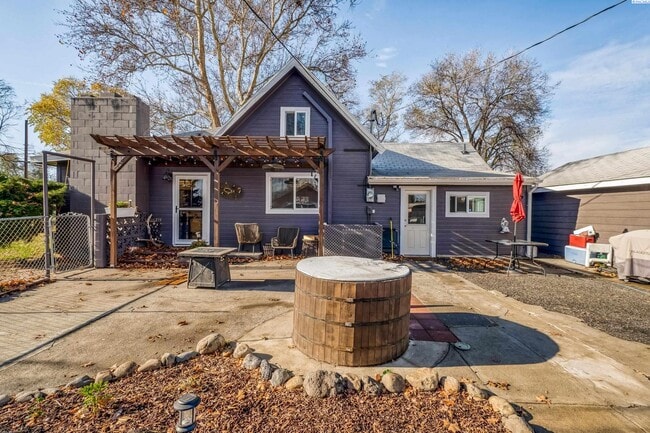 Building Photo - Large Shop w/Oversized Roll Up Doors and P...