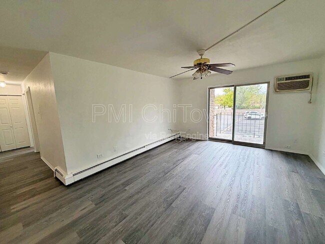 Building Photo - 841 Blossom Ln