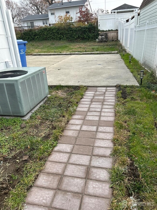 Building Photo - 106 Boulevard W