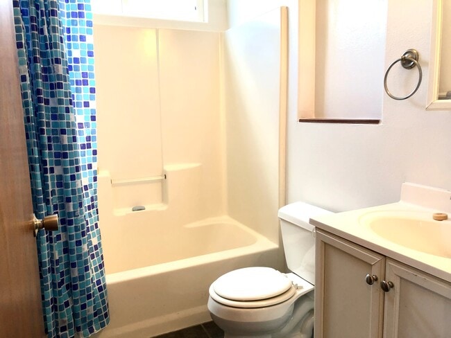 Building Photo - 15-1579-1579 Loke Rd