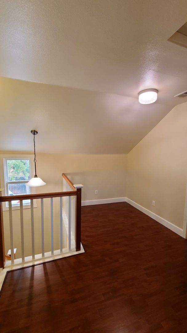 Building Photo - GREAT DOWNTOWN LOCATION!! GATED PARKING!