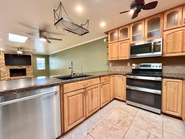 Building Photo - 3 Bd 3 Ba + Office + Den + Arizona Room!