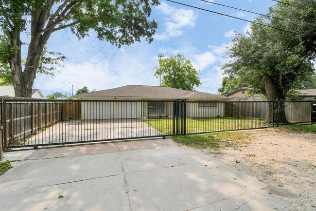 Building Photo - 6814 Della St