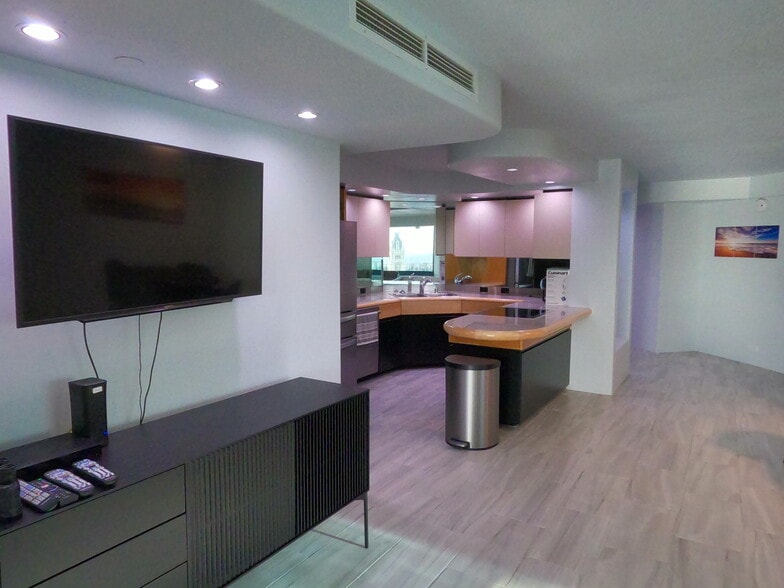 Building Photo - 66 Queen St