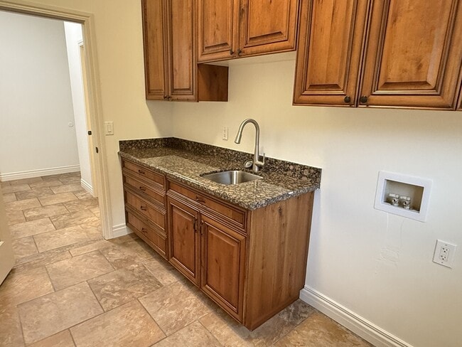 Building Photo - 14328 S Log Home Ln