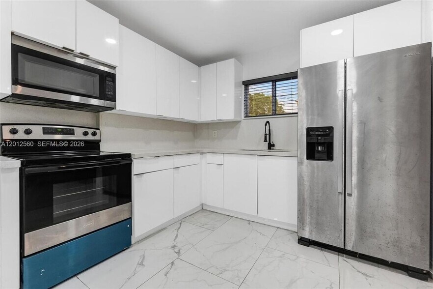 Building Photo - 4520 SW 25th St