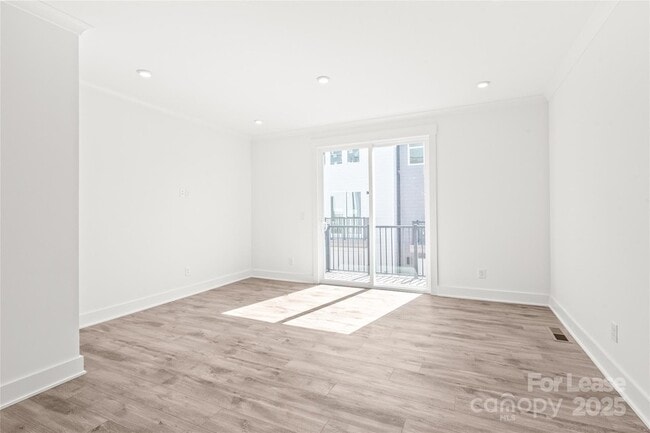 Building Photo - 425 Blairhill Rd