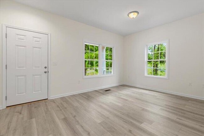 Building Photo - 5 BED 2.5 BATH HOME LOCATED IN BLACKSBURG