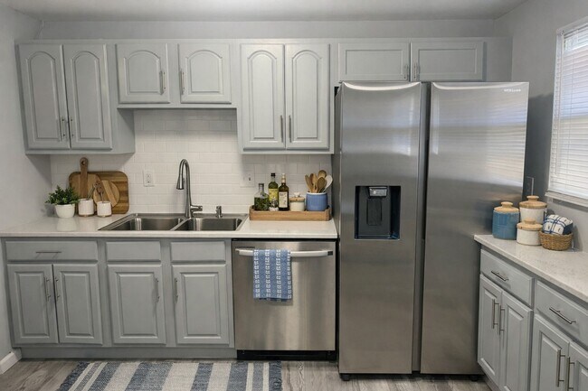 Building Photo - Updated 3BR 1BA Home w/ Garage & Updated Kitchen in Cincinnati